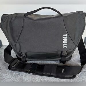 Thule Covert TCDM-101 Large DSLR Camera Messenger Bag